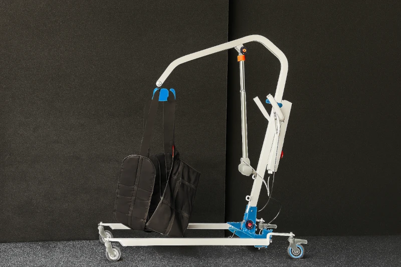 Electric patient hoist with black fabric sling – for safe and comfortable transfers at home or in care facilities